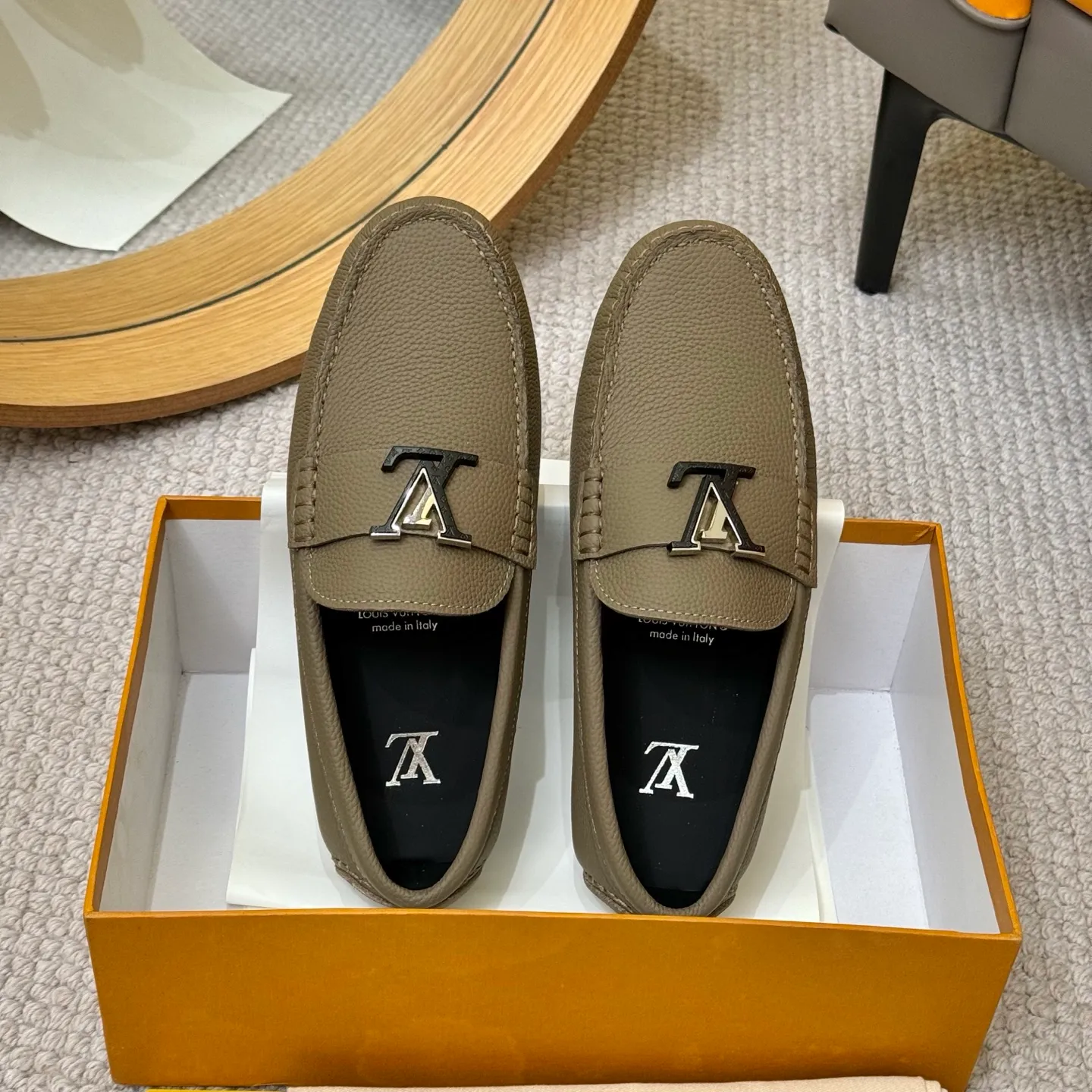 Men's men's shoes 💰420 (Yangli) LV 2⃣️0⃣️2⃣️5️⃣Spring and summer counter GLORIA series models ✈️Original factory special leather production, original last type. A classic driving slip-on casual shoe that shows an elegant style with exquisite craftsmanship details such as Monogram embossing all over the upper🌀Italian imported calfskin fabric Sheepskin foot pads➕Inside～Private mold replica sole Unique style Comfortable driving slip-on Size: 4-12 (38-46) Comes with [Counter packaging: original box, wrapping paper, card, instruction manual, shoehorn, cloth bag] No pressure to enter and leave the counter!